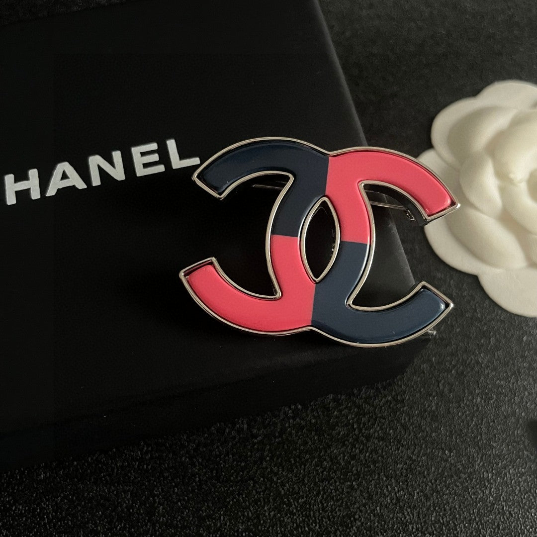 Double-C Emblem Brooch in Polished Metal-Tone – Design 033 detail view