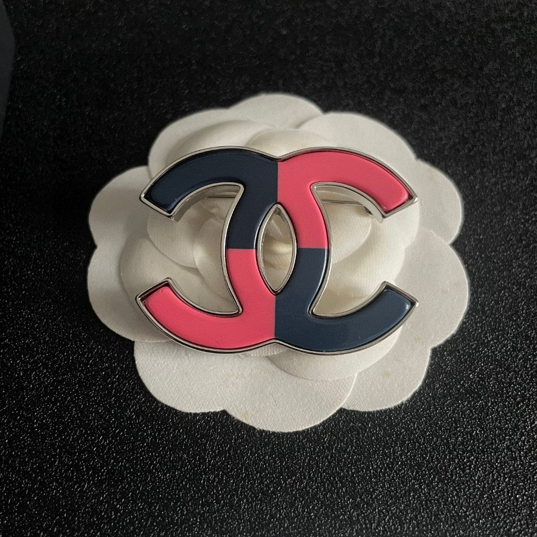 Double-C Emblem Brooch in Polished Metal-Tone – Design 033 front product view