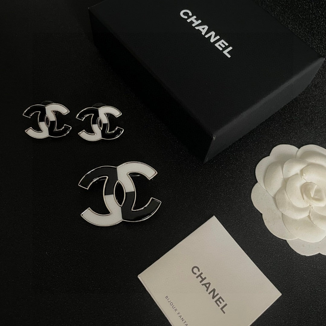 Double-C Emblem Stud Earrings in Polished Metal-Tone – Design 240 close-up detail
