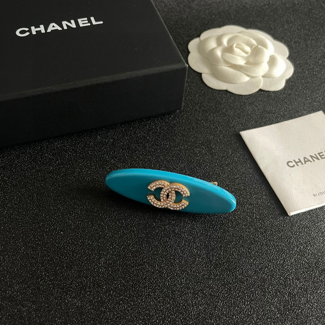 Double-C Emblem Hair Clip – Design 015 styled product view