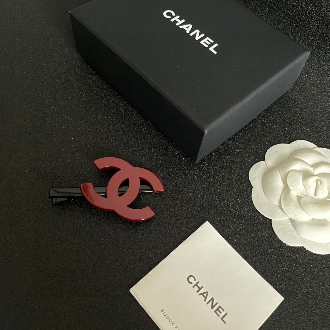 Double-C Emblem Hair Clip – Design 013 close-up detail