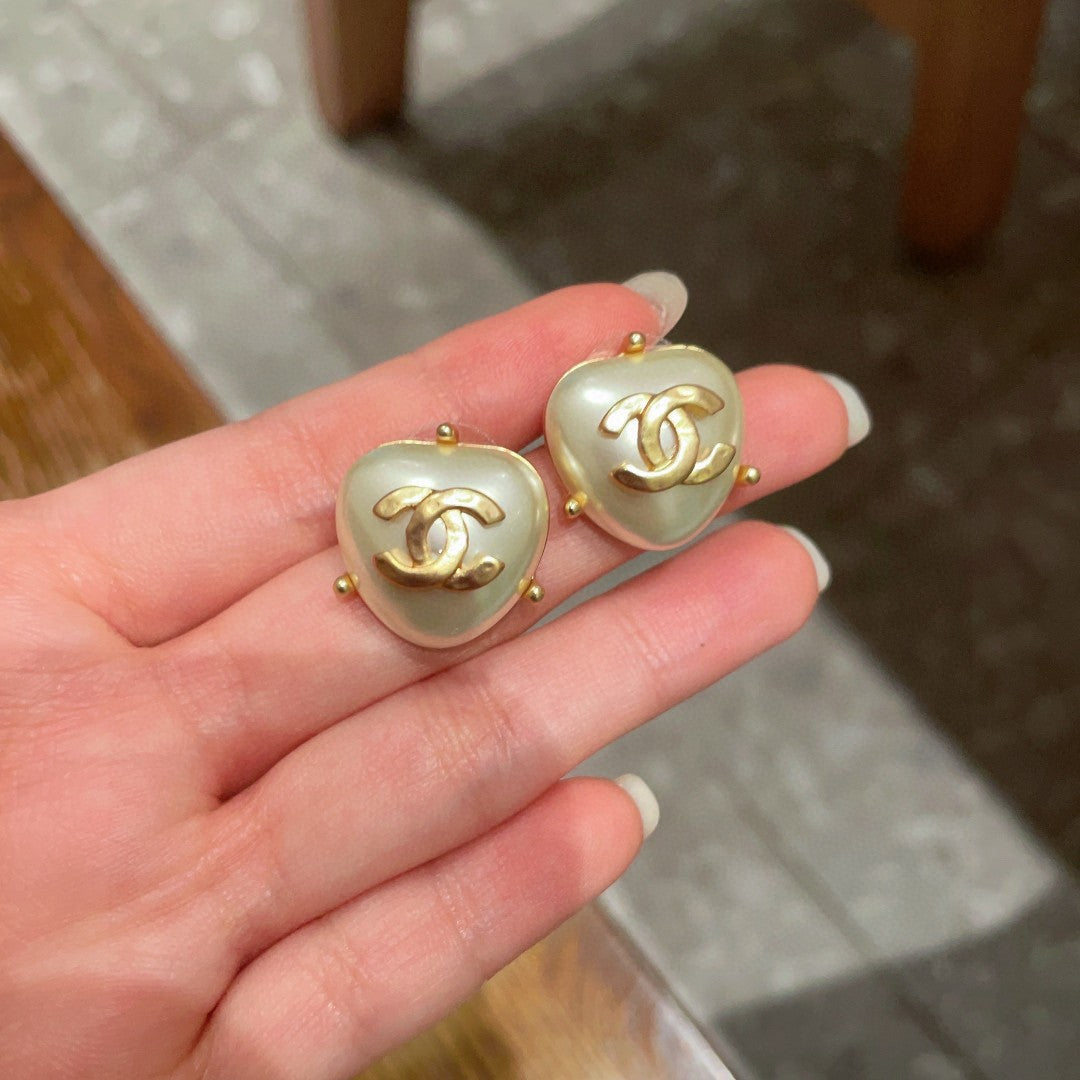 Double-C Emblem Pearl-Detail Stud Earrings – Pearl Detail – Design 008 side detail