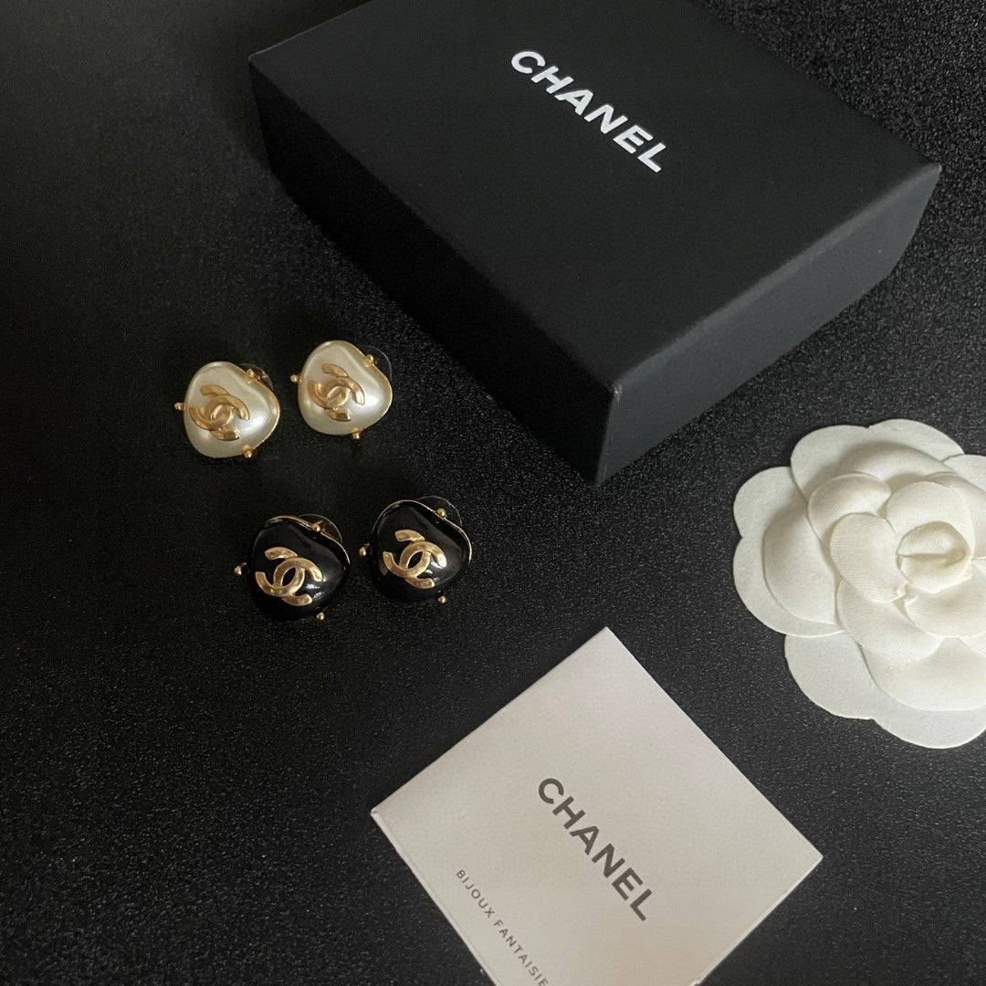 Double-C Emblem Pearl-Detail Stud Earrings – Pearl Detail – Design 008 side detail