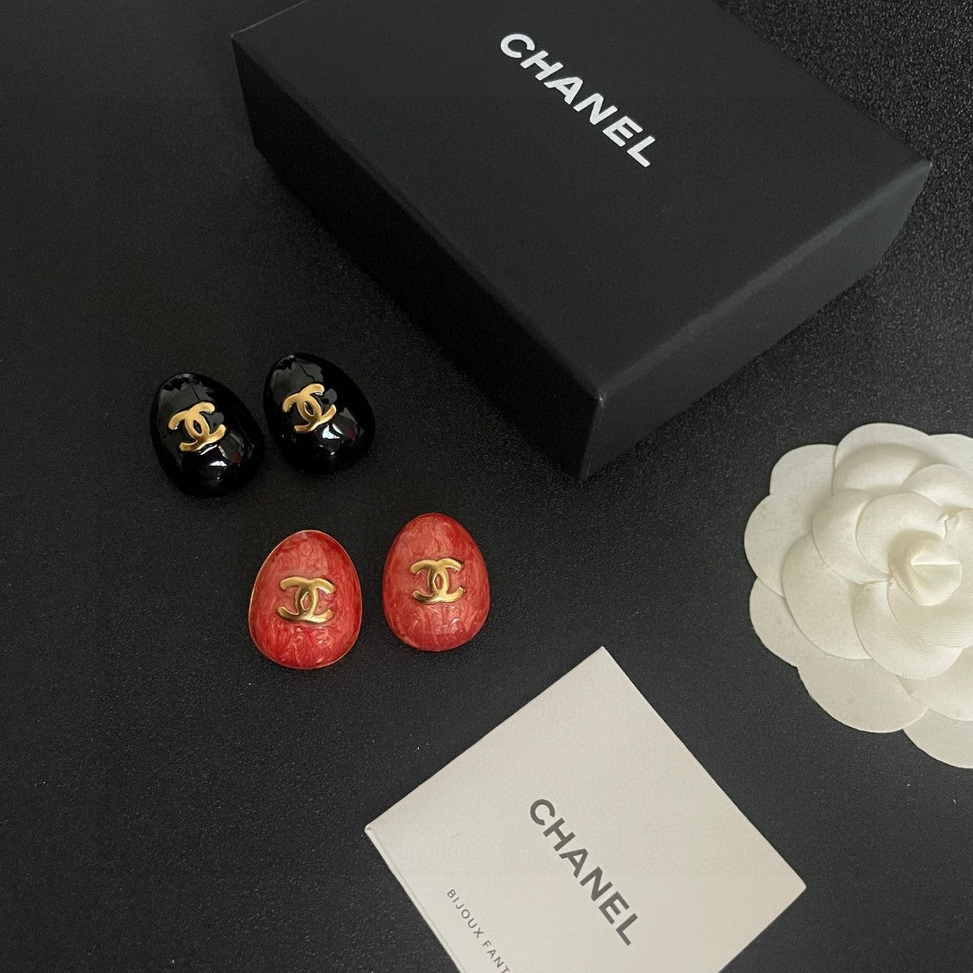 Double-C Emblem Stud Earrings in Polished Metal-Tone – Design 194 close-up detail