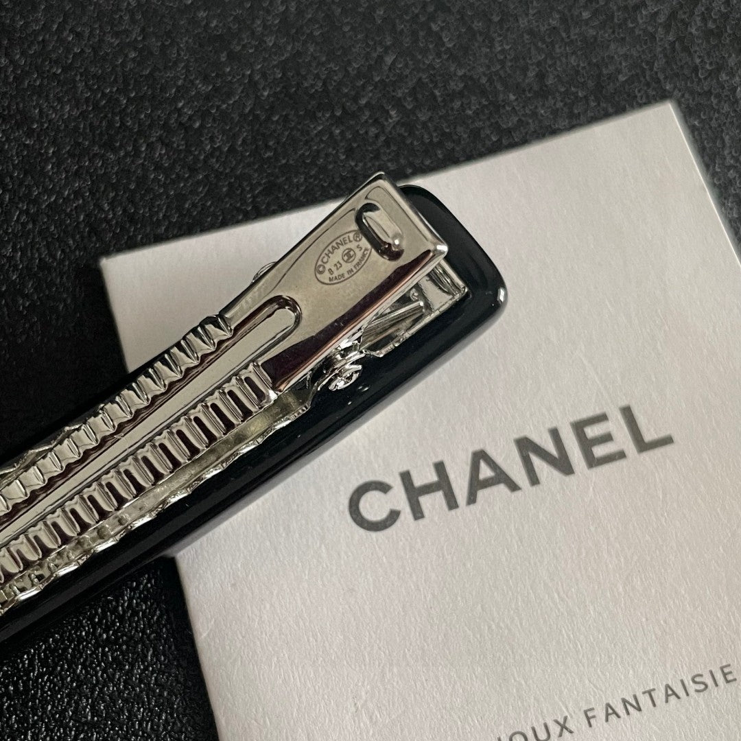 Double-C Emblem Hair Clip – Design 009 main product view