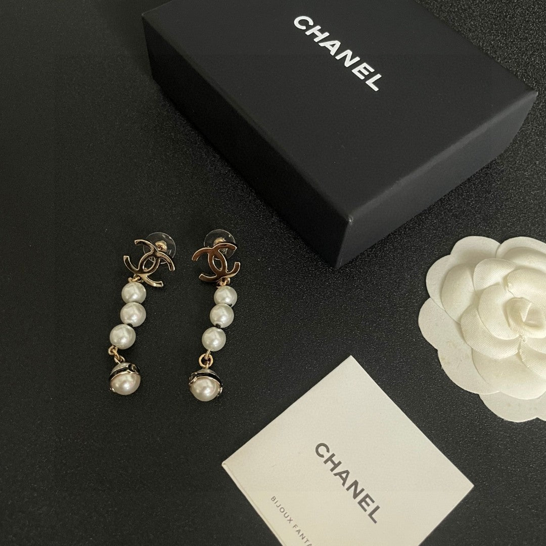 Double-C Emblem Pearl-Detail Statement Earrings – Pearl Detail – Design 011 close-up detail