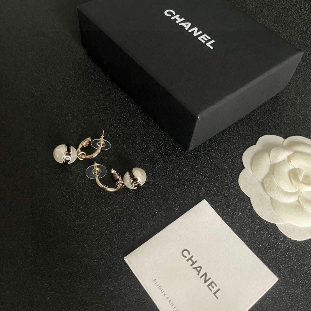 Double-C Emblem Pearl-Detail Statement Earrings – Pearl Detail – Design 010 close-up detail