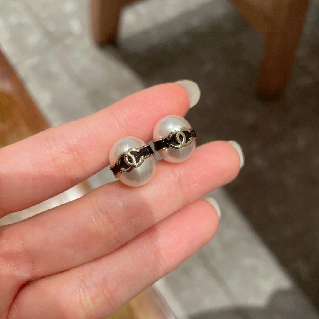 Double-C Emblem Pearl-Detail Stud Earrings – Pearl Detail – Design 006 side detail