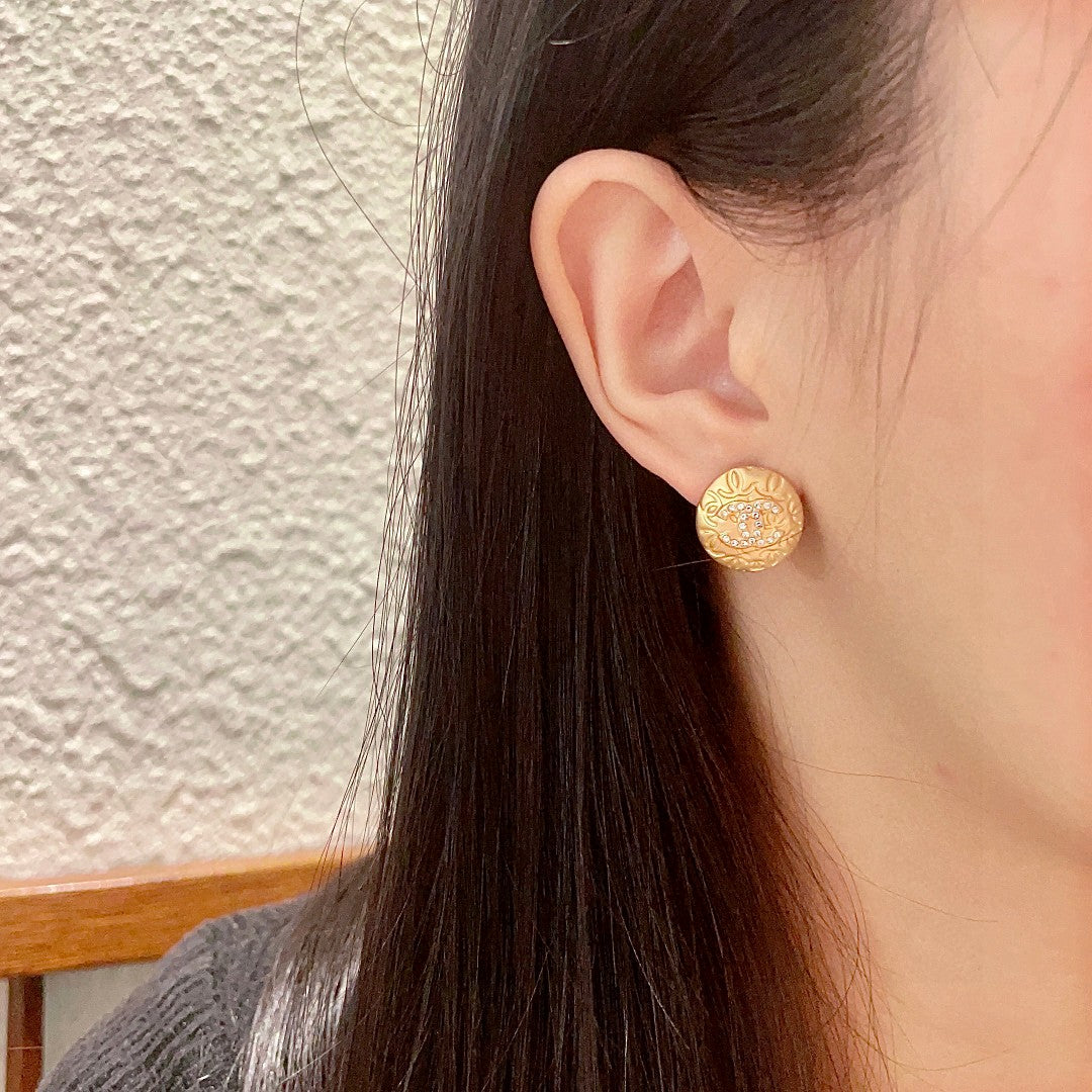 Double-C Emblem Stud Earrings in Polished Metal-Tone – Design 154 detail view