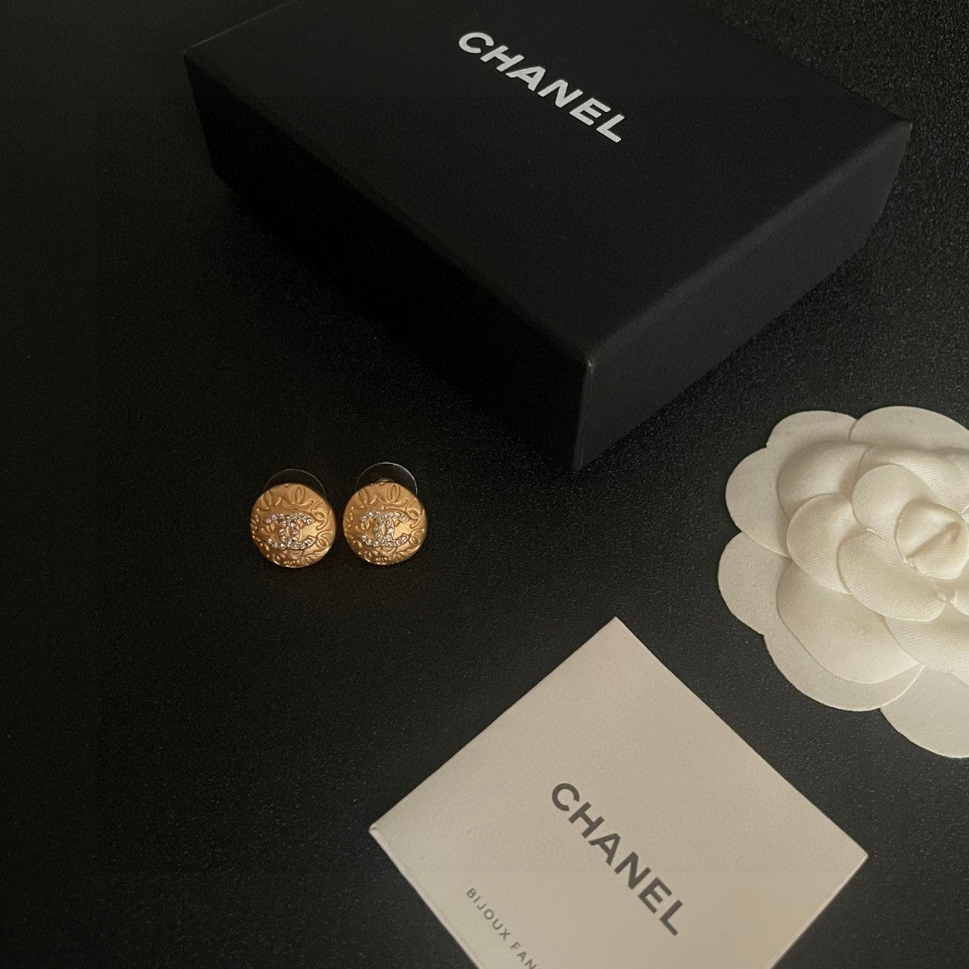 Double-C Emblem Stud Earrings in Polished Metal-Tone – Design 154 close-up detail
