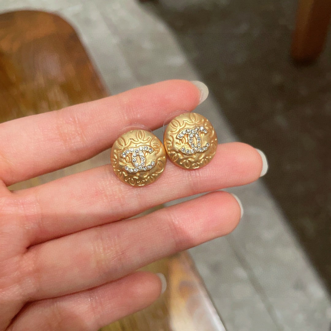 Double-C Emblem Stud Earrings in Polished Metal-Tone – Design 154 side detail
