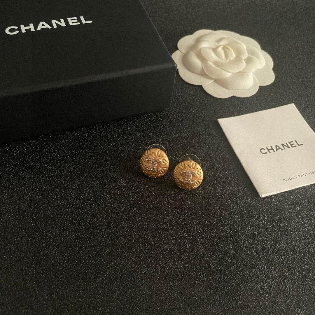 Double-C Emblem Stud Earrings in Polished Metal-Tone – Design 154 styled product view