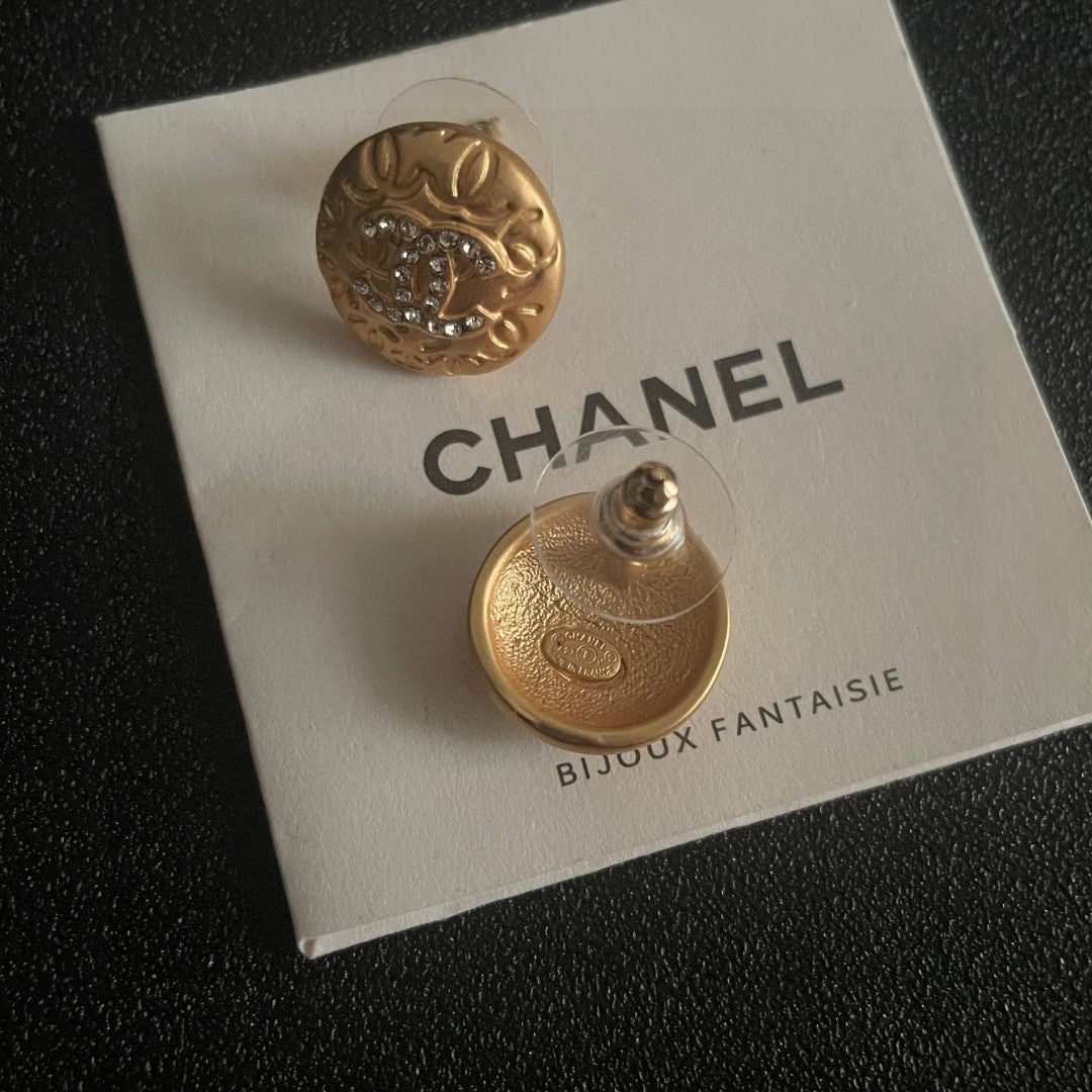 Double-C Emblem Stud Earrings in Polished Metal-Tone – Design 154 main product view
