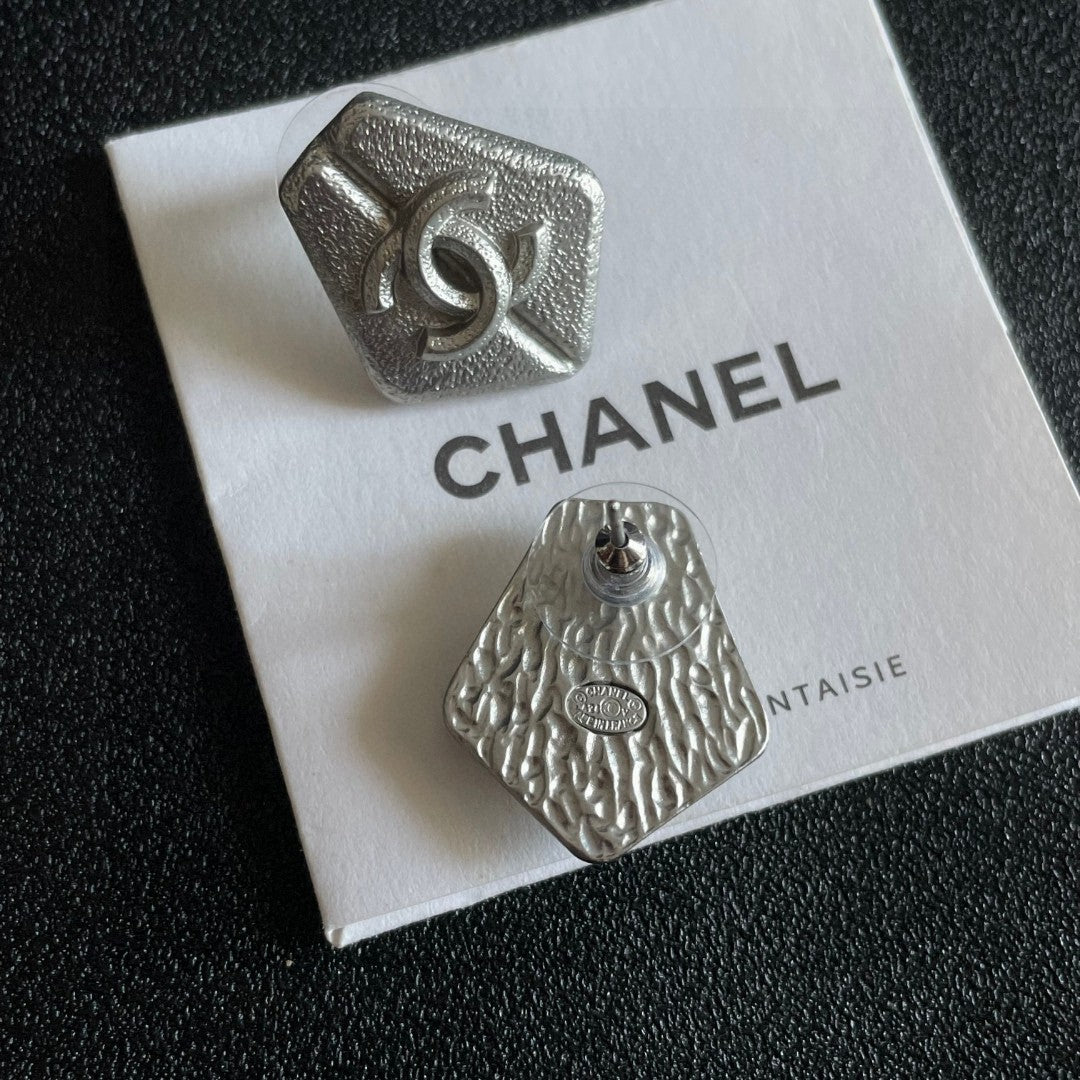 Double-C Emblem Stud Earrings in Polished Metal-Tone – Design 146 main product view