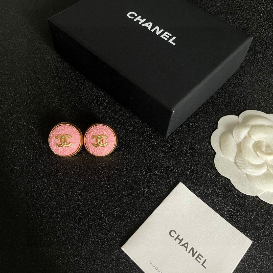 Double-C Emblem Stud Earrings in Polished Metal-Tone – Design 044 close-up detail