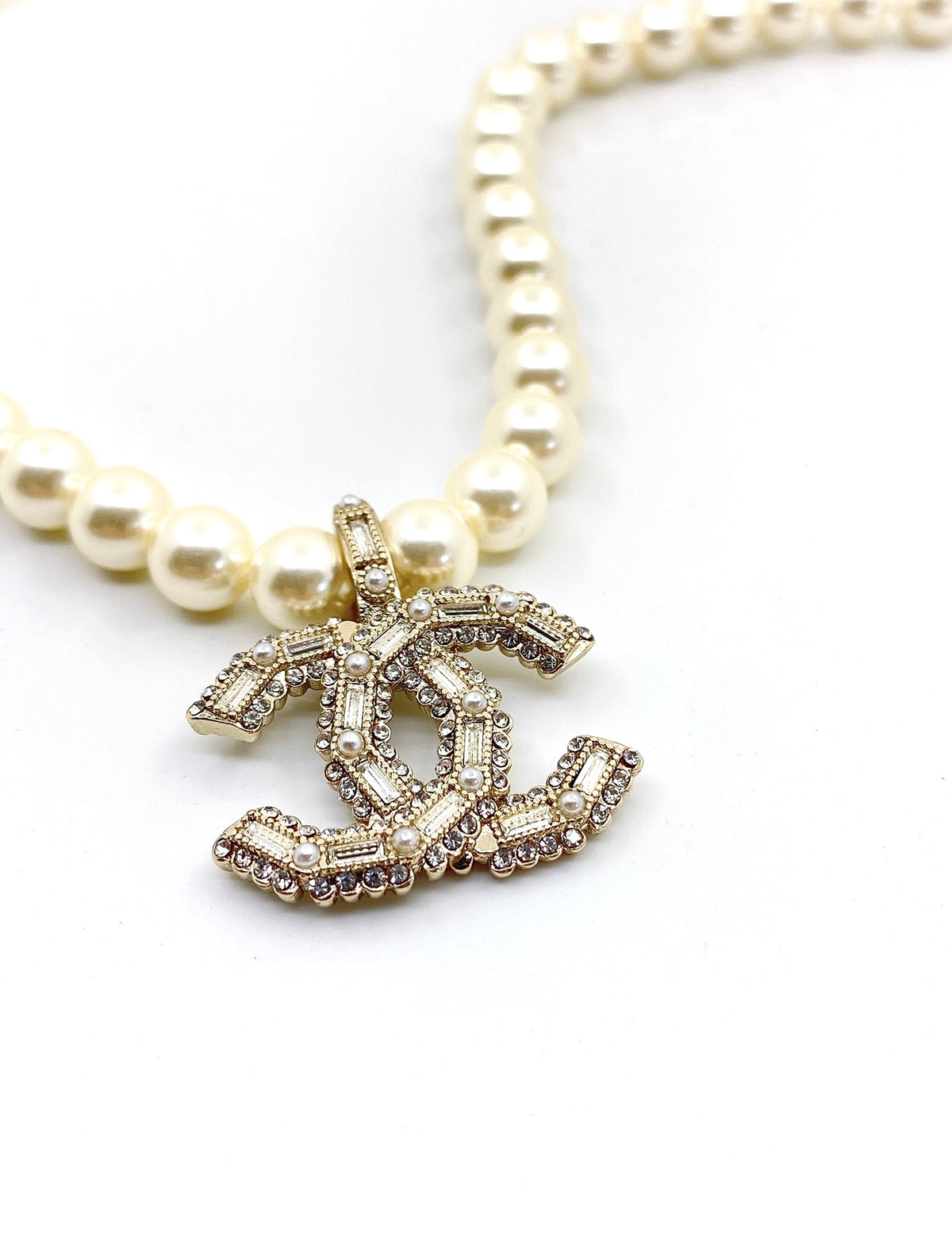 Pearl Pearl-Detail Pendant Necklace – Pearl Detail – Design 041 side detail