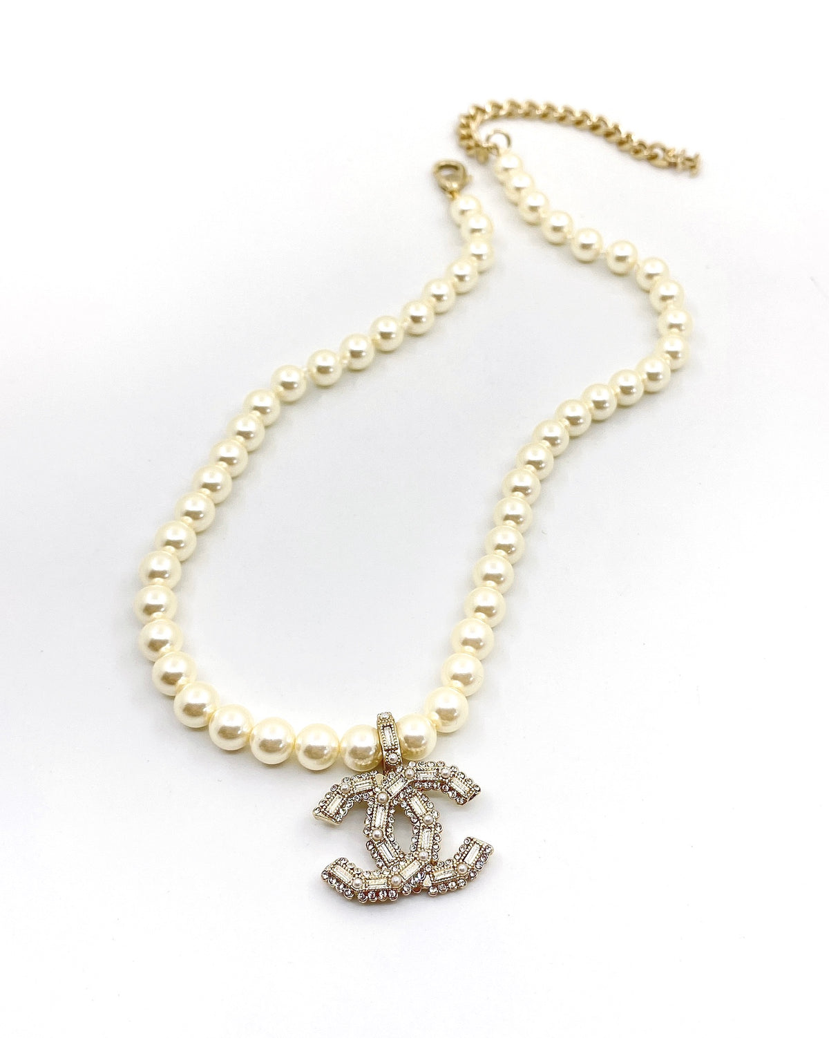Pearl Pearl-Detail Pendant Necklace – Pearl Detail – Design 041 close-up detail