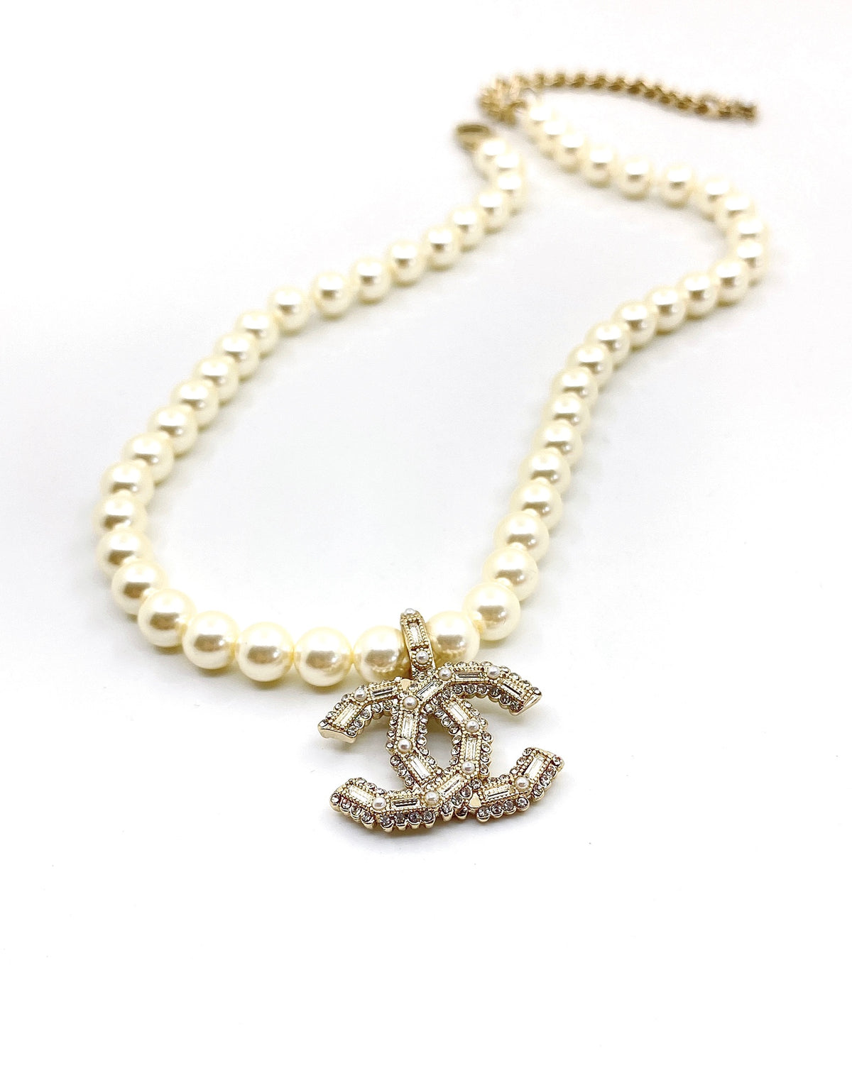 Pearl Pearl-Detail Pendant Necklace – Pearl Detail – Design 041 styled product view