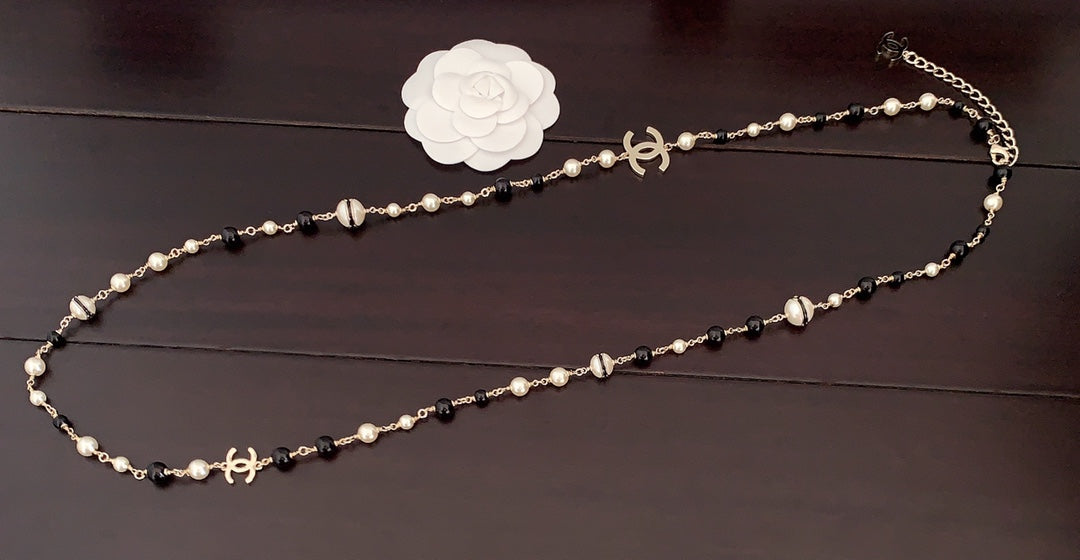 Pearl Pearl-Detail Pendant Necklace – Pearl Detail – Design 029 detail view