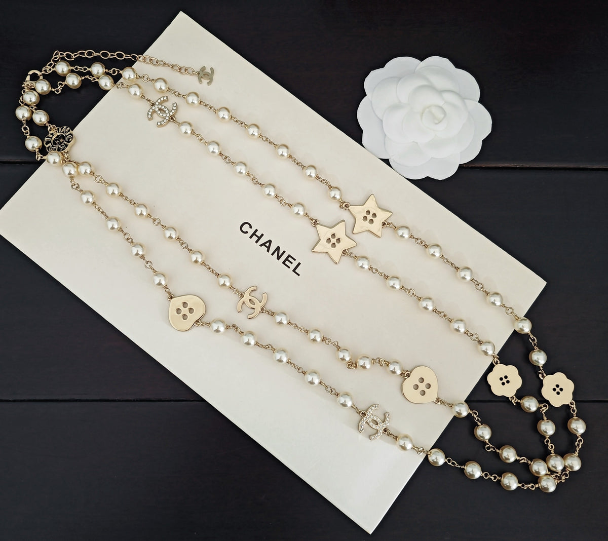 Pearl Pearl-Detail Pendant Necklace – Pearl Detail – Design 028 close-up detail