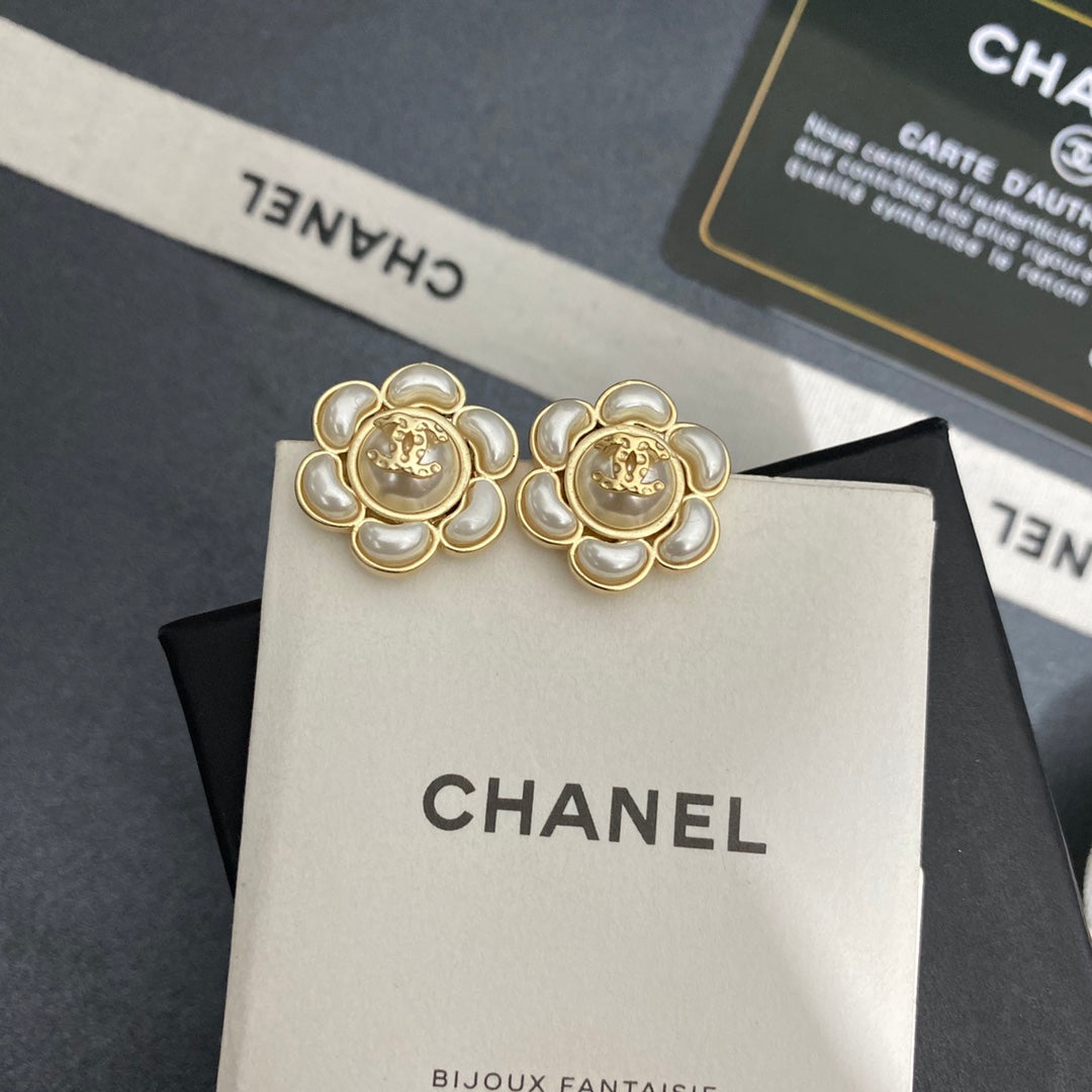 Pearl Pearl-Detail Stud Earrings – Pearl Detail – Design 012 main product view