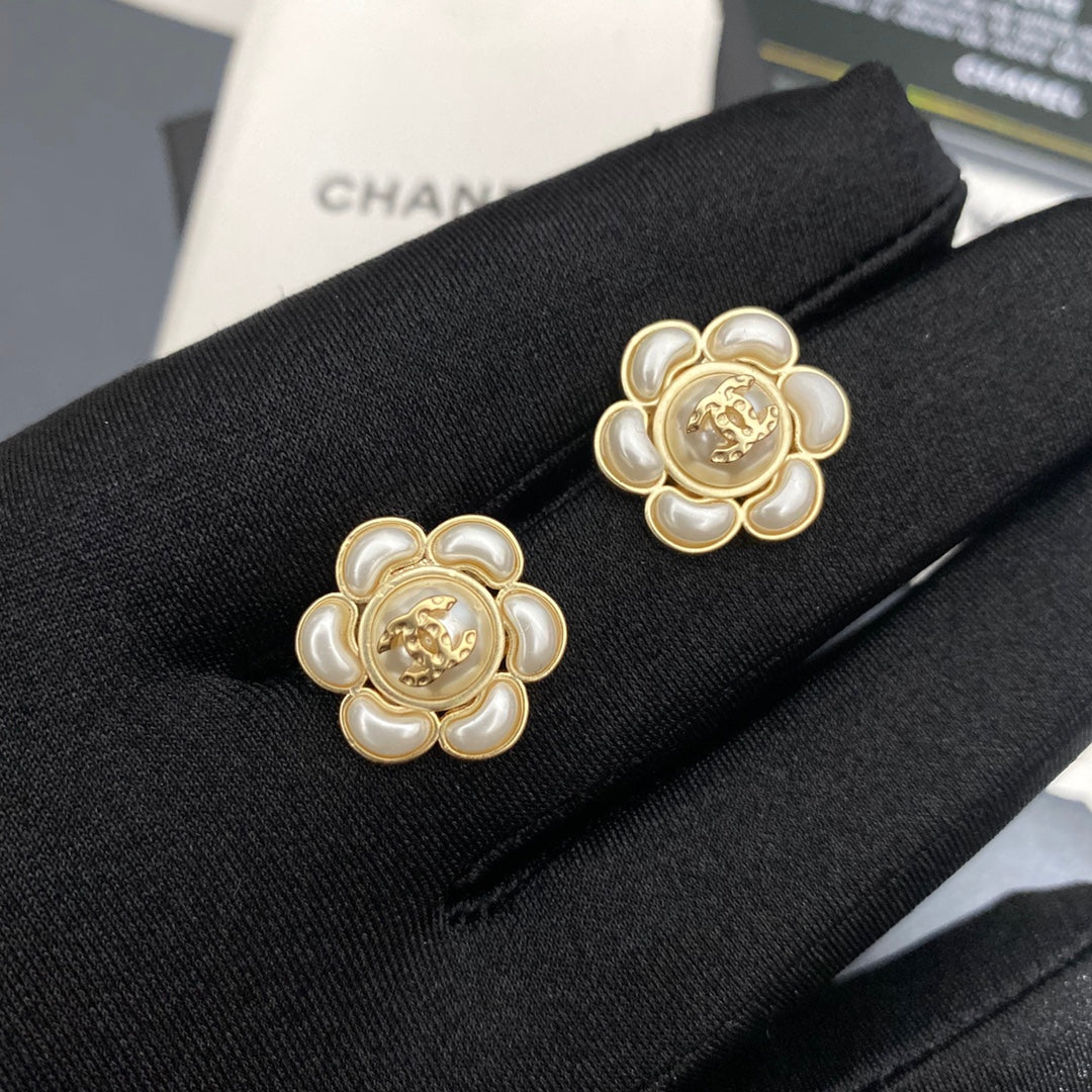 Pearl Pearl-Detail Stud Earrings – Pearl Detail – Design 012 side detail