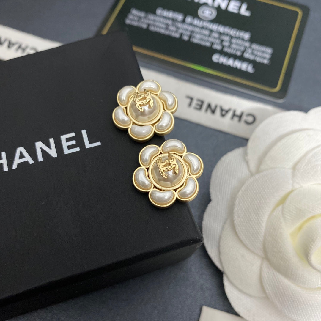Pearl Pearl-Detail Stud Earrings – Pearl Detail – Design 012 front product view