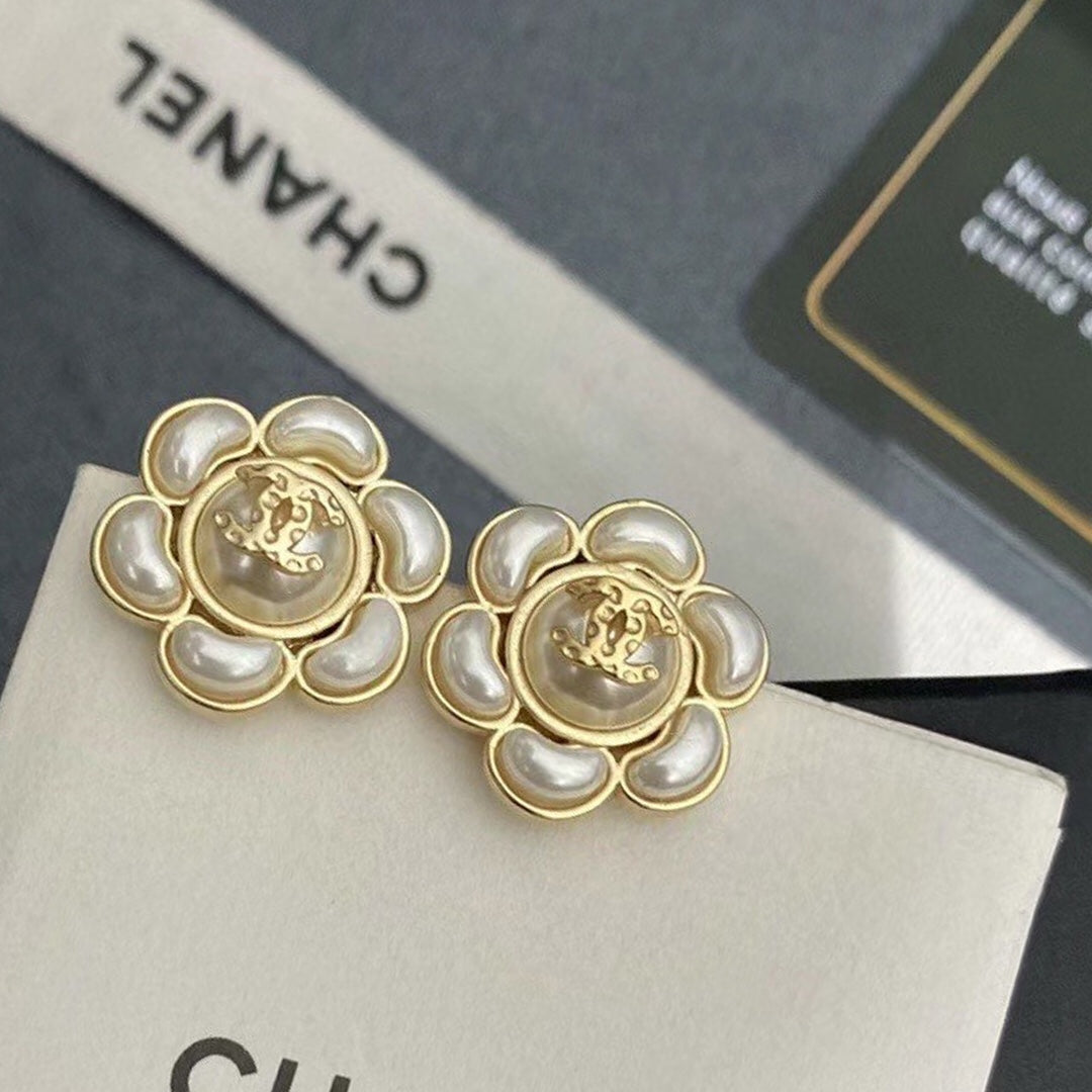 Pearl Pearl-Detail Stud Earrings – Pearl Detail – Design 012 detail view
