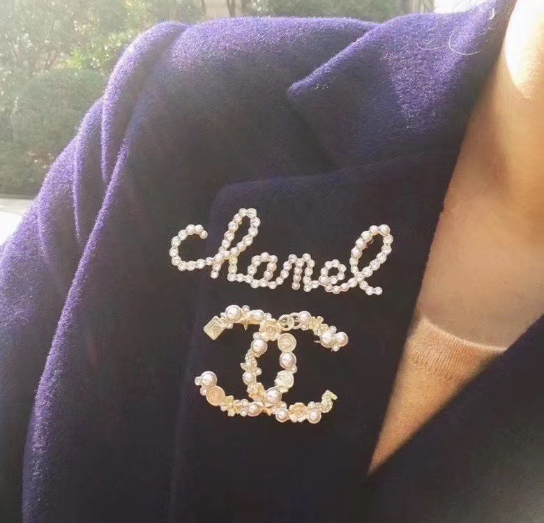 Signature Emblem Brooch in Gold-Tone – Design 007 close-up detail