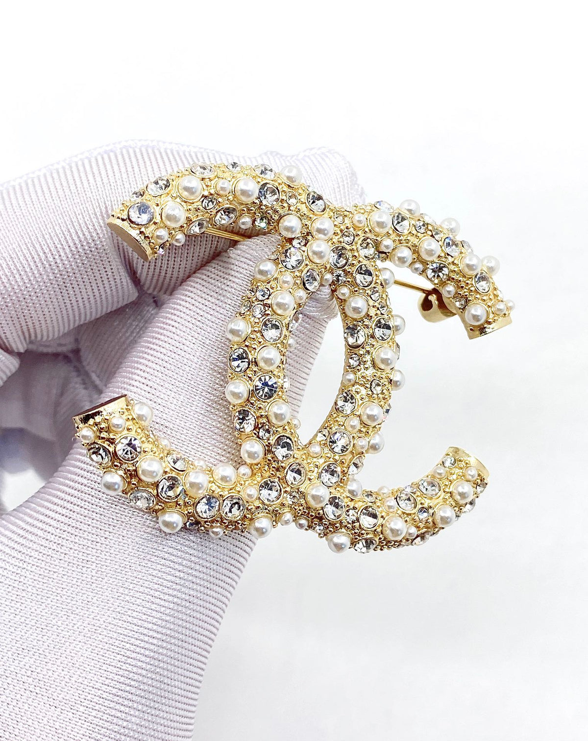 Double-C Emblem Brooch in Gold-Tone – Pearl Detail – Design 002 side detail