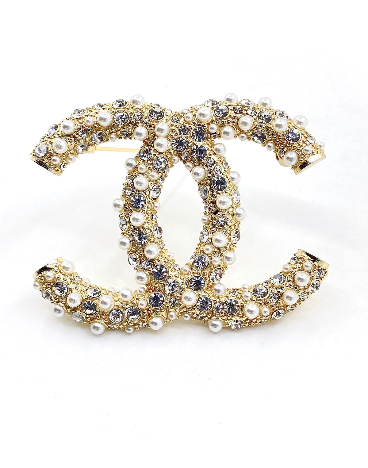Double-C Emblem Brooch in Gold-Tone – Pearl Detail – Design 002 close-up detail