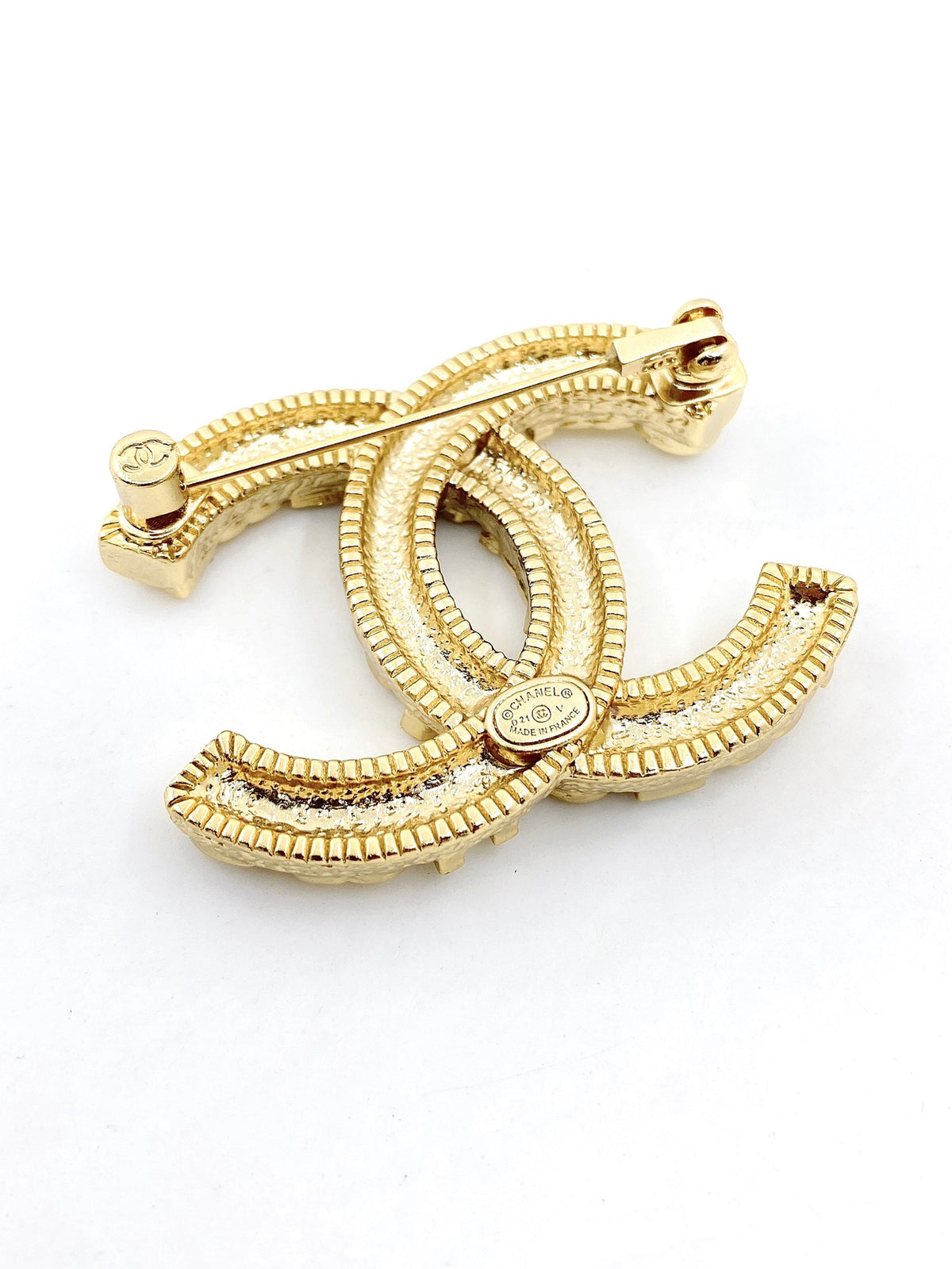 Double-C Emblem Brooch in Gold-Tone – Design 005 detail view