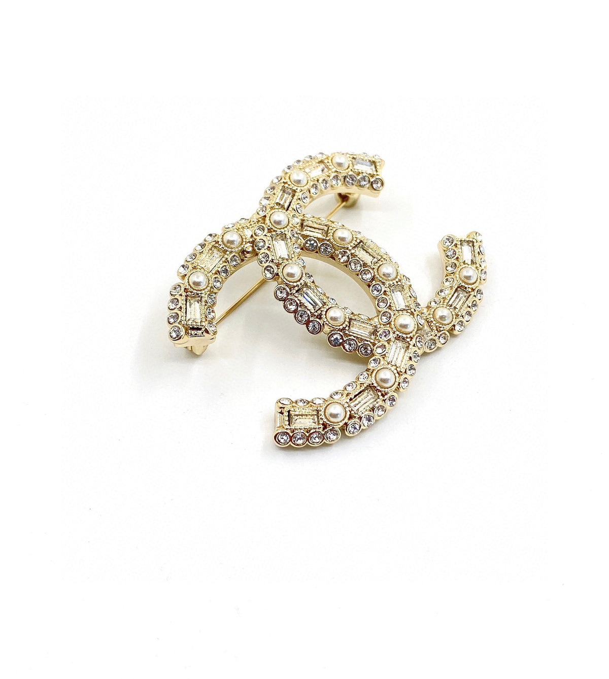 Letter Brooch in Polished Metal-Tone – Pearl Detail – Design 003 side detail