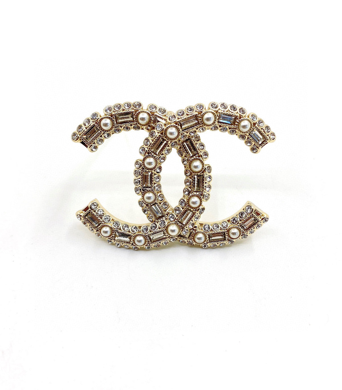 Letter Brooch in Polished Metal-Tone – Pearl Detail – Design 002 close-up detail