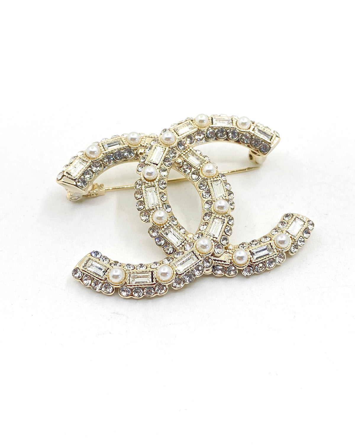 Letter Brooch in Polished Metal-Tone – Pearl Detail – Design 003 detail view