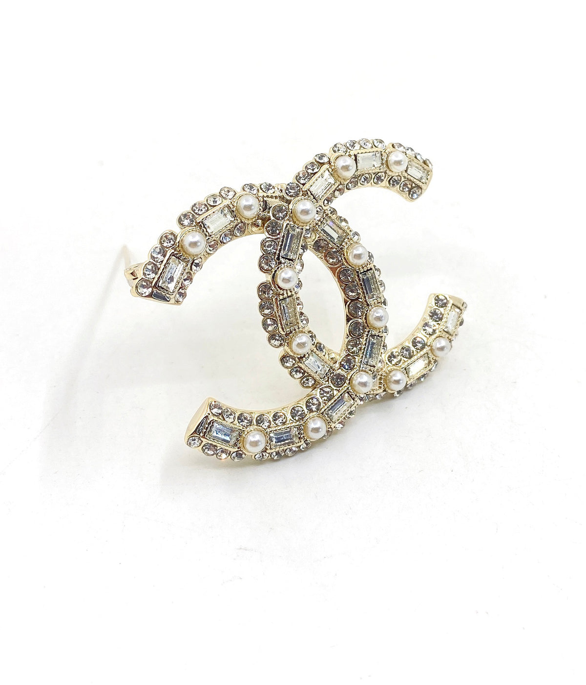 Letter Brooch in Polished Metal-Tone – Pearl Detail – Design 003 front product view
