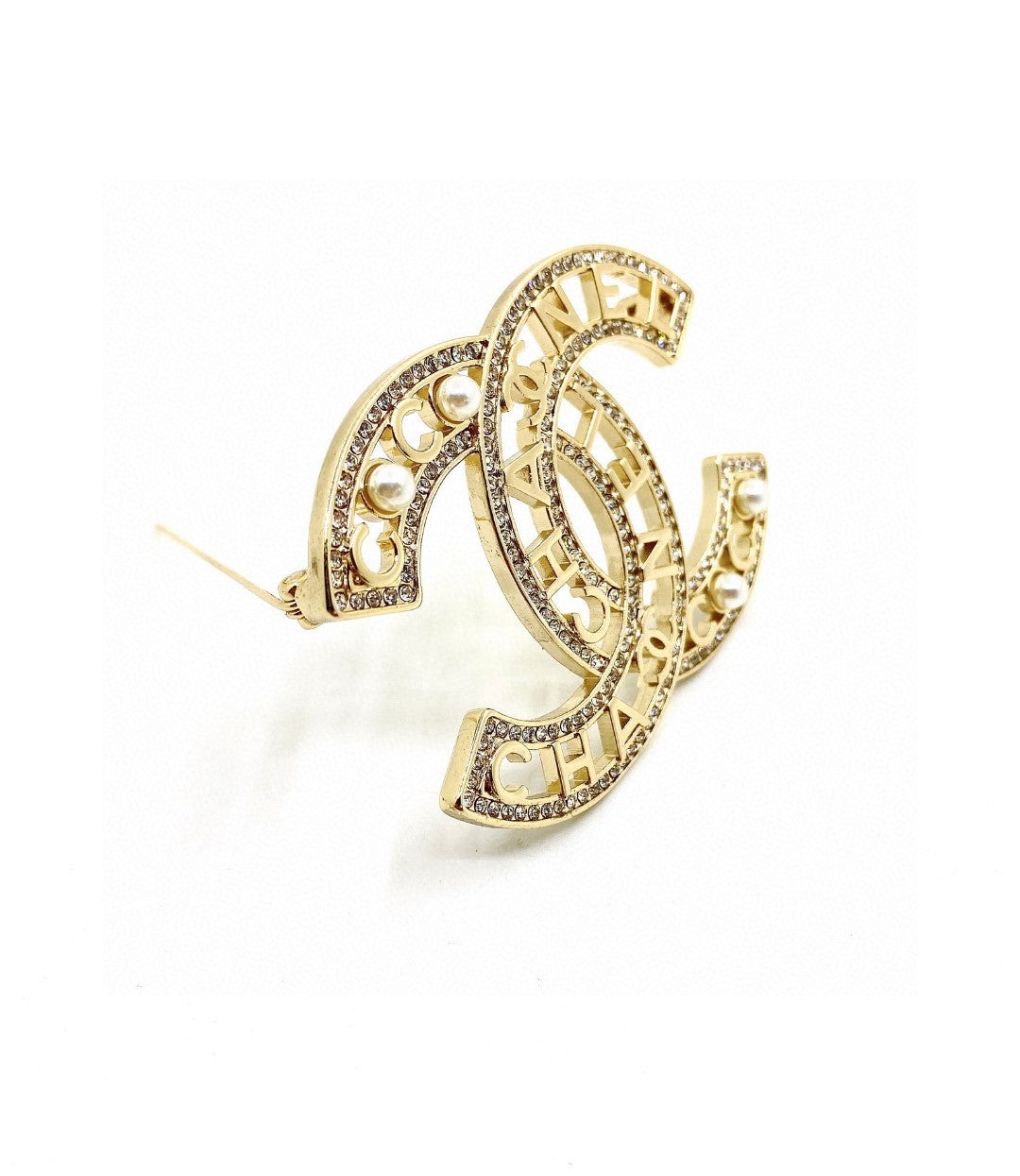 Letter Brooch in Polished Metal-Tone – Pearl Detail – Design 004 side detail