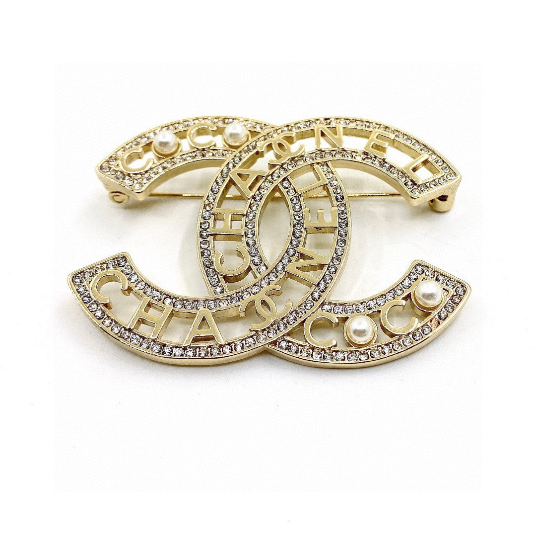 Letter Brooch in Polished Metal-Tone – Pearl Detail close-up detail