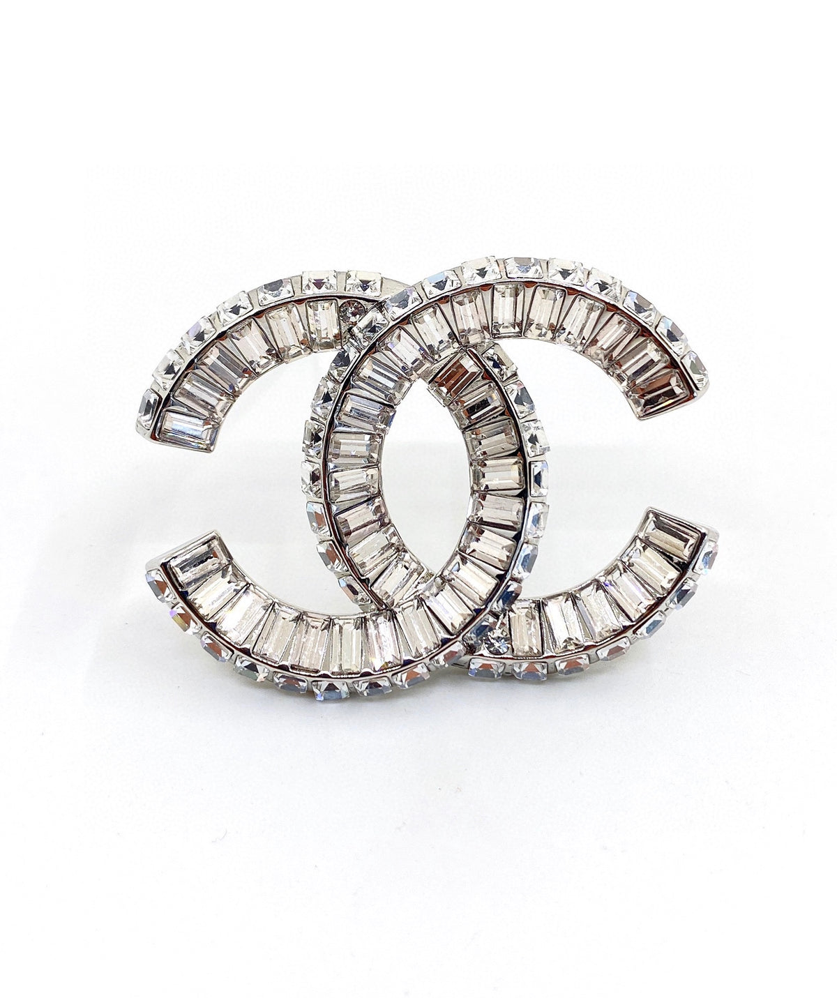 Double-C Emblem Brooch in Polished Metal-Tone – Design 024 main product view