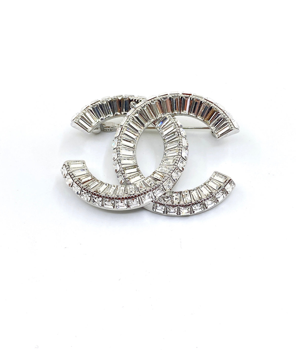 Double-C Emblem Brooch in Polished Metal-Tone – Design 024 main product view