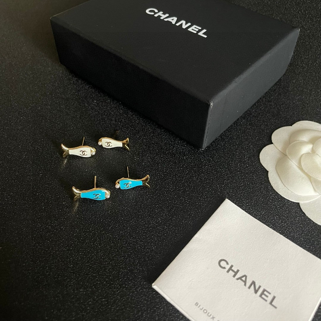 Double-C Emblem Stud Earrings in Polished Metal-Tone – Design 452 close-up detail