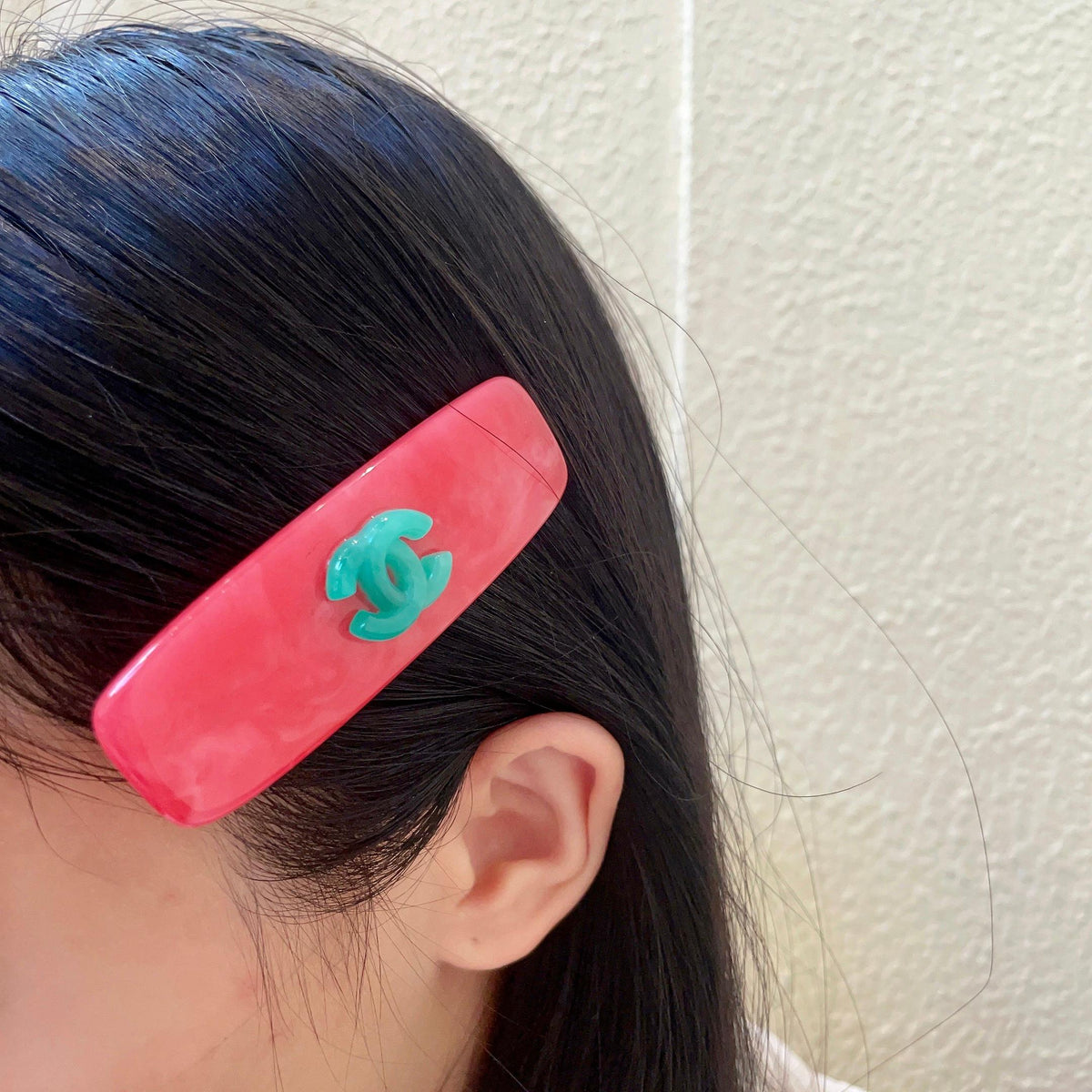 Double-C Emblem Hair Clip – Design 025 main product view
