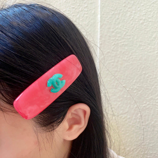 Double-C Emblem Hair Clip – Design 025 main product view