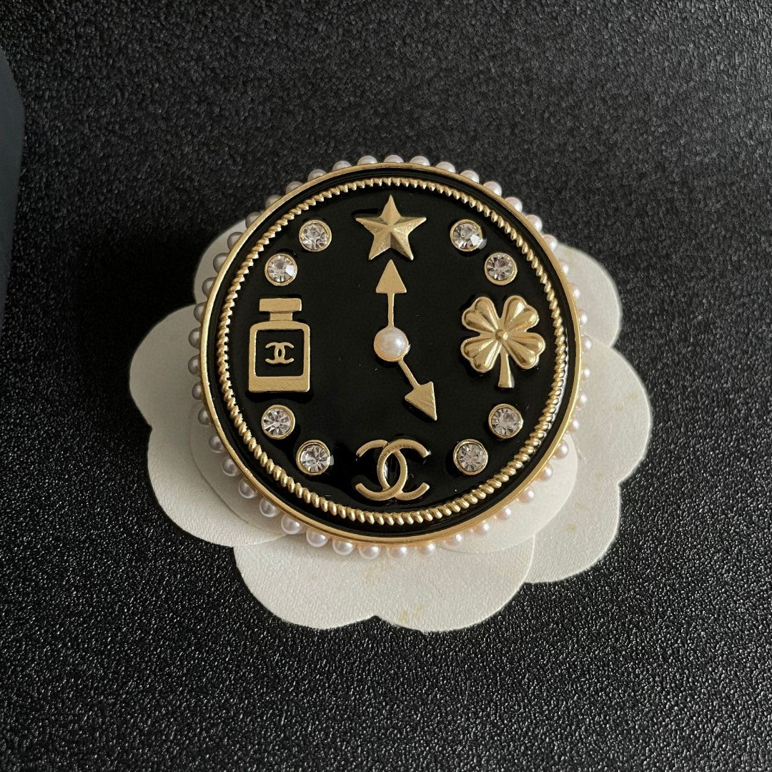 Double-C Emblem Brooch in Polished Metal-Tone – Design 067 front product view