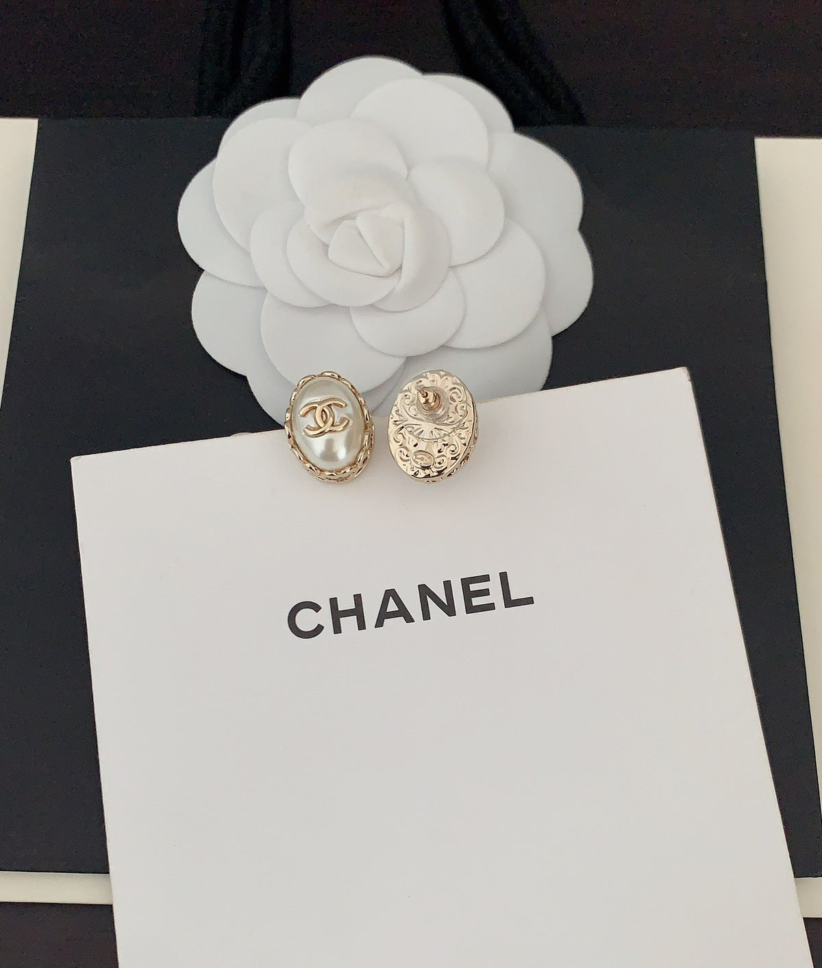 Pearl Pearl-Detail Stud Earrings – Pearl Detail – Design 004 side detail