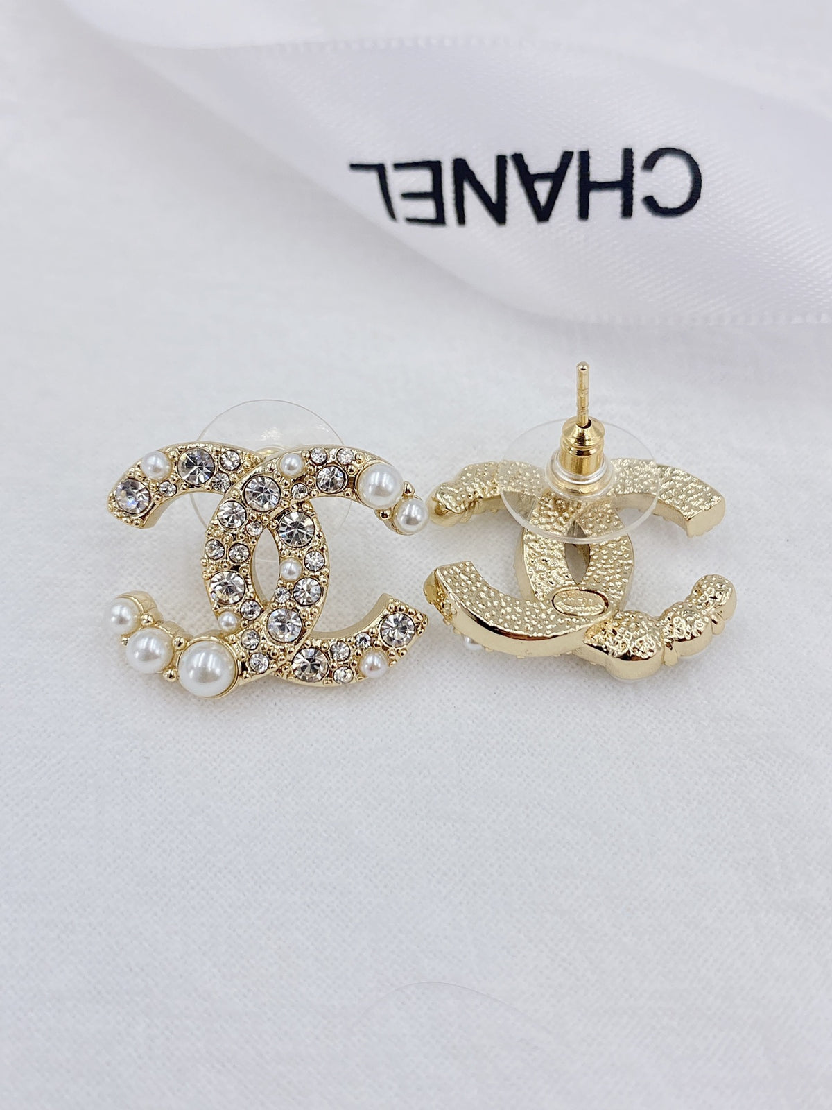 Double-C Emblem Pearl-Detail Stud Earrings – Pearl Detail – Design 007 main product view