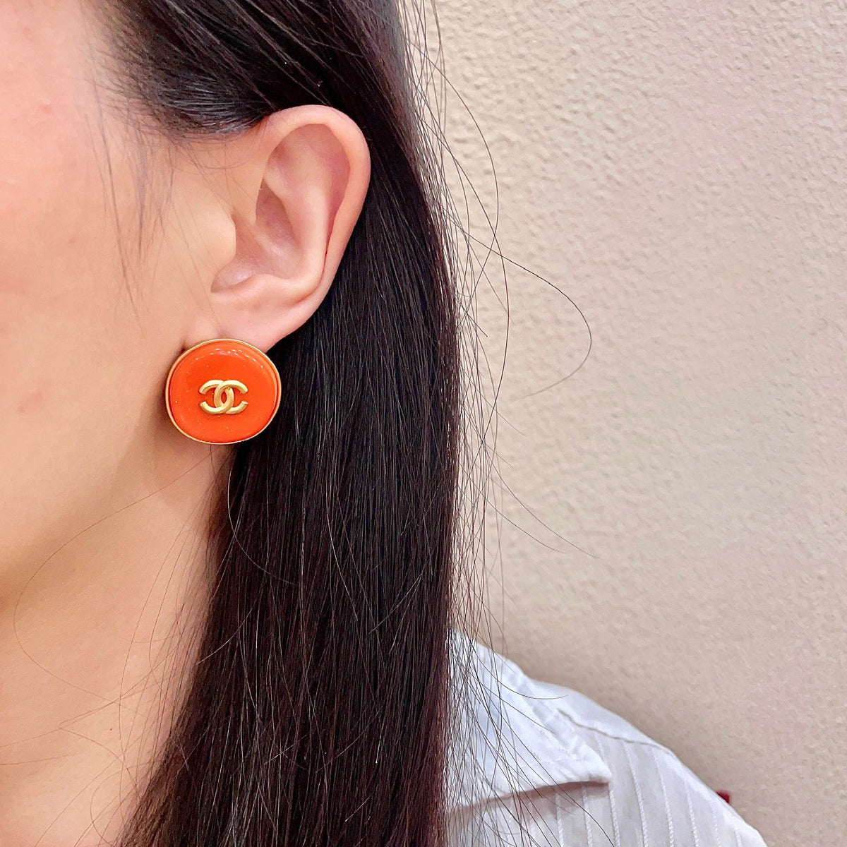 Double-C Emblem Stud Earrings in Polished Metal-Tone – Design 389 detail view