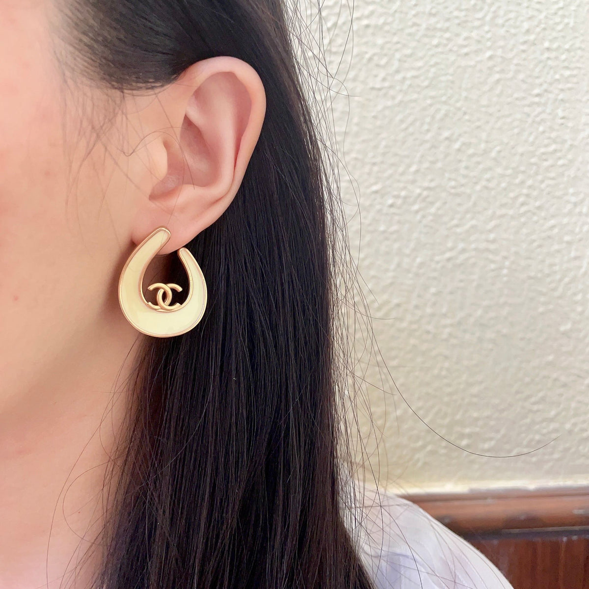 Double-C Emblem Stud Earrings in Polished Metal-Tone – Design 460 detail view