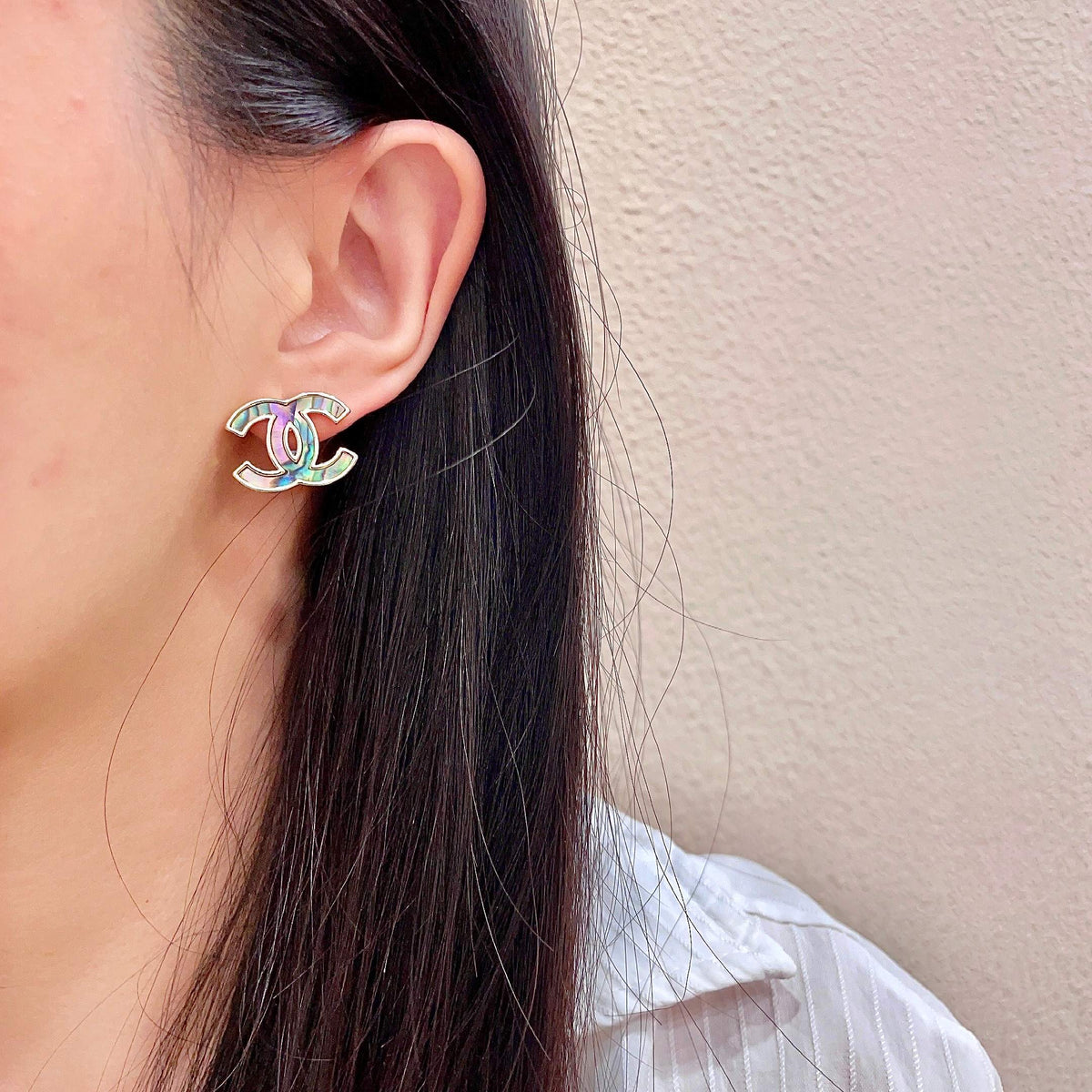 Double-C Emblem Stud Earrings in Polished Metal-Tone – Design 385 detail view