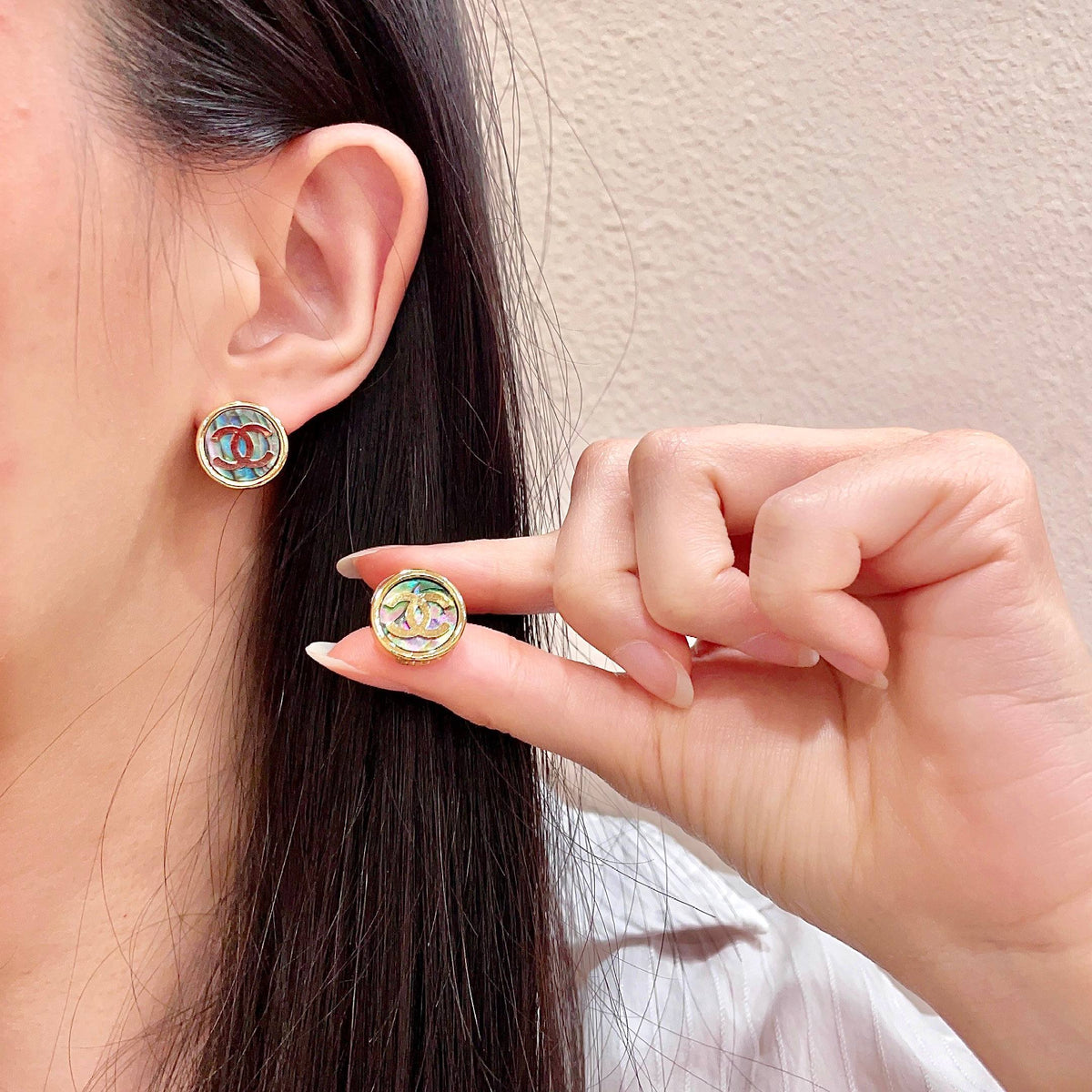 Double-C Emblem Stud Earrings in Polished Metal-Tone – Design 300 main product view